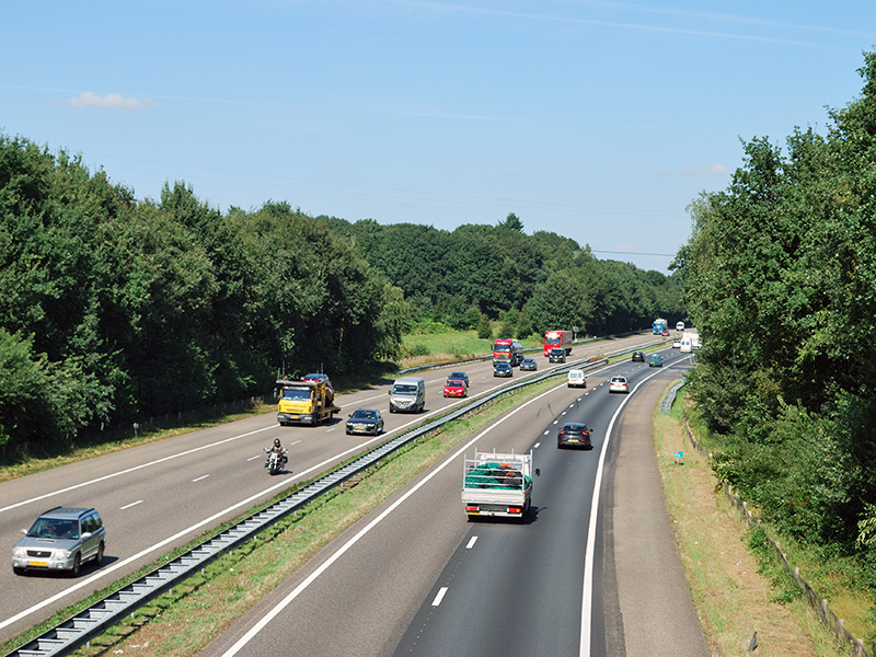 Snelweg bij Bergen op Zoom met mogelijke locatie voor een reclamemast