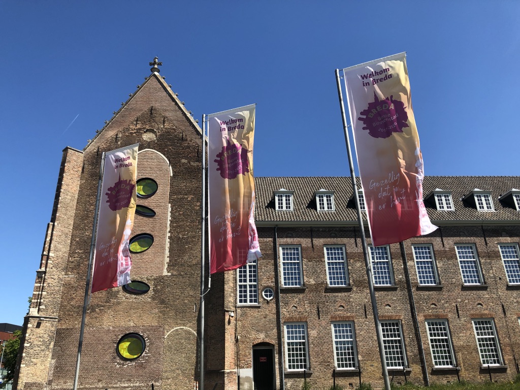 Banieren beste Binnenstad in Breda in tijdelijke masten als city branding