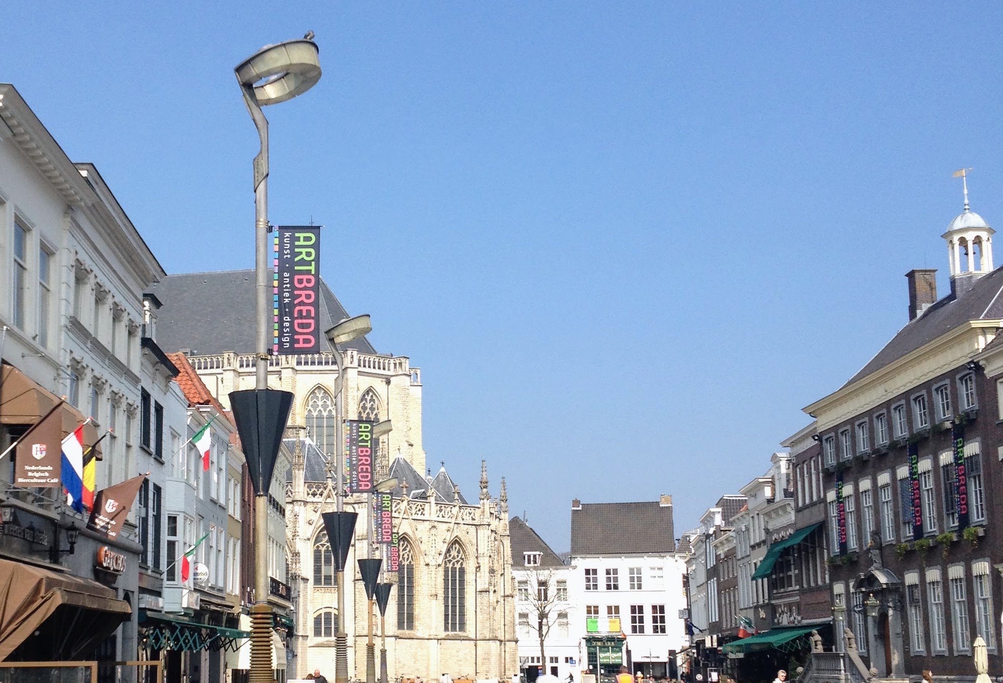 Banieren ART Breda in lichtmasten en op het Stadhuis op de Grote Markt in Breda