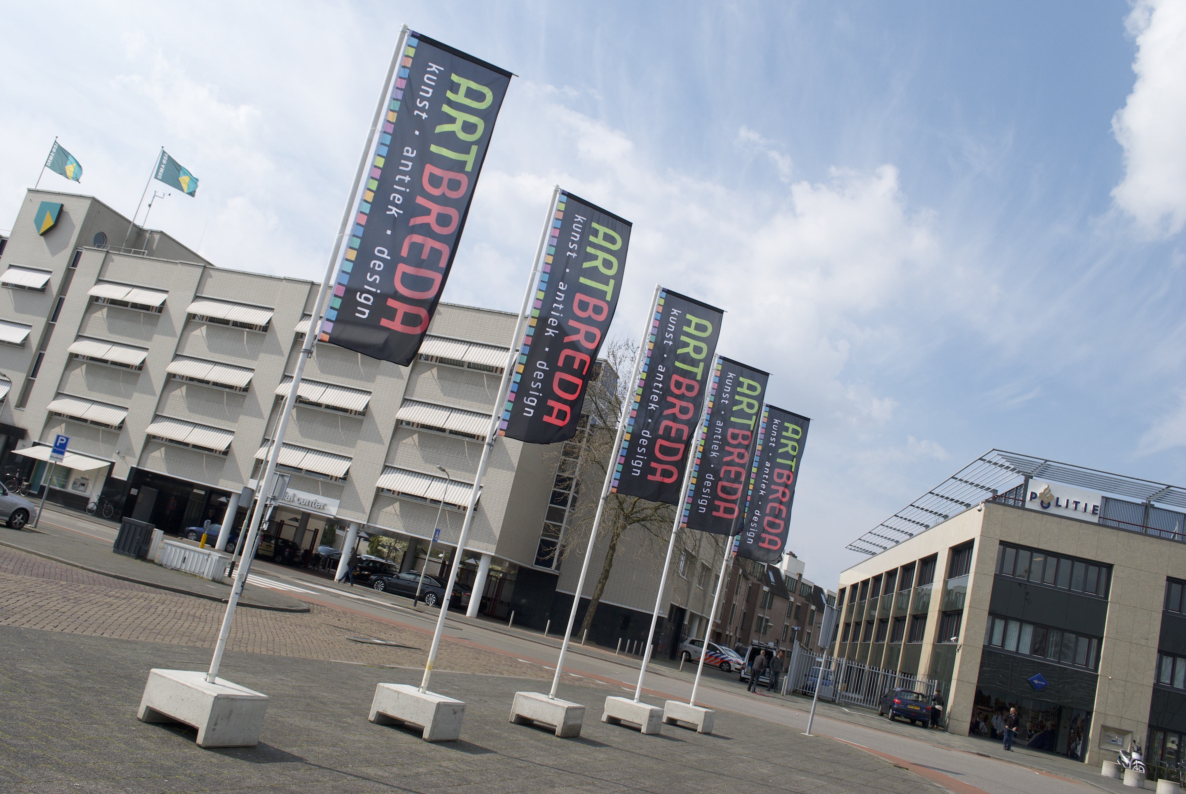Banieren op het Chasséveld in Breda ter promotie van kunstbeurs ART Breda
