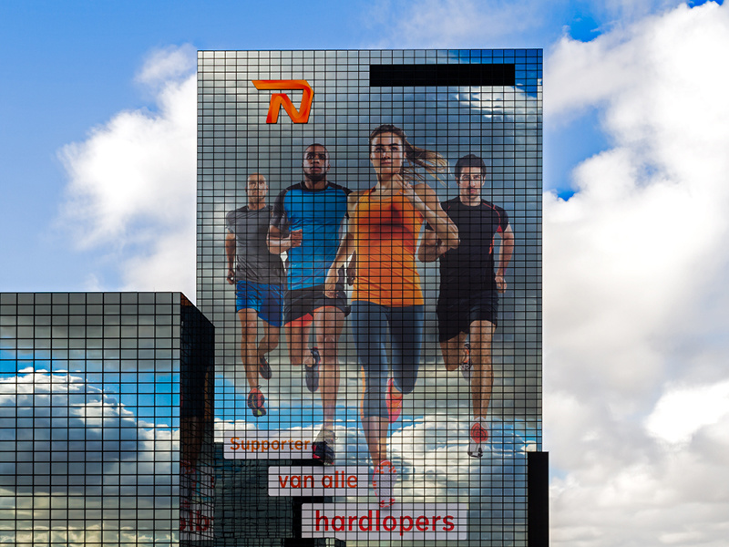 Gevelbestickering met hardlopers op het NN gebouw in Rotterdam