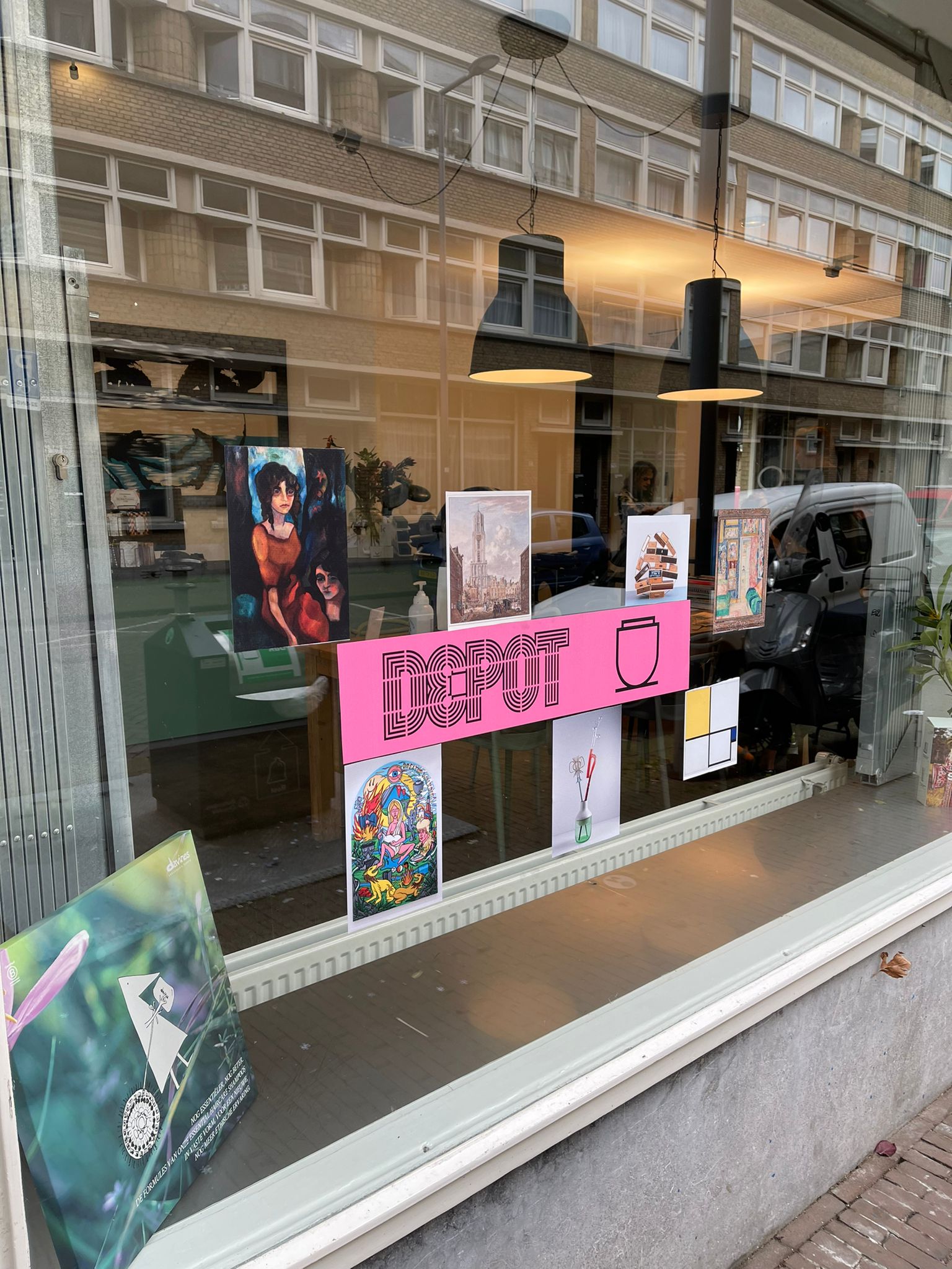 Raamstickers waarmee ondernemers in Rotterdam zich aansluiten bij de branding rondom de opening van het Depot van Boijmans van Beuningen.