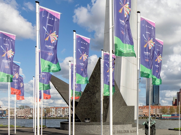 Banieren op de Vlaggenparade in Rotterdam voor het Eurovisie Songfestival.
