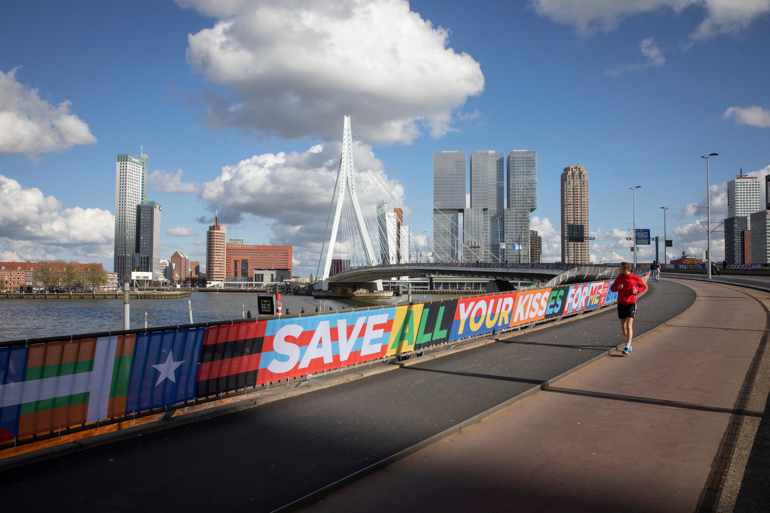 Circulaire spandoeken voor het Eurovisie Songfestival op de reling van de Erasmusbrug in Rotterdam