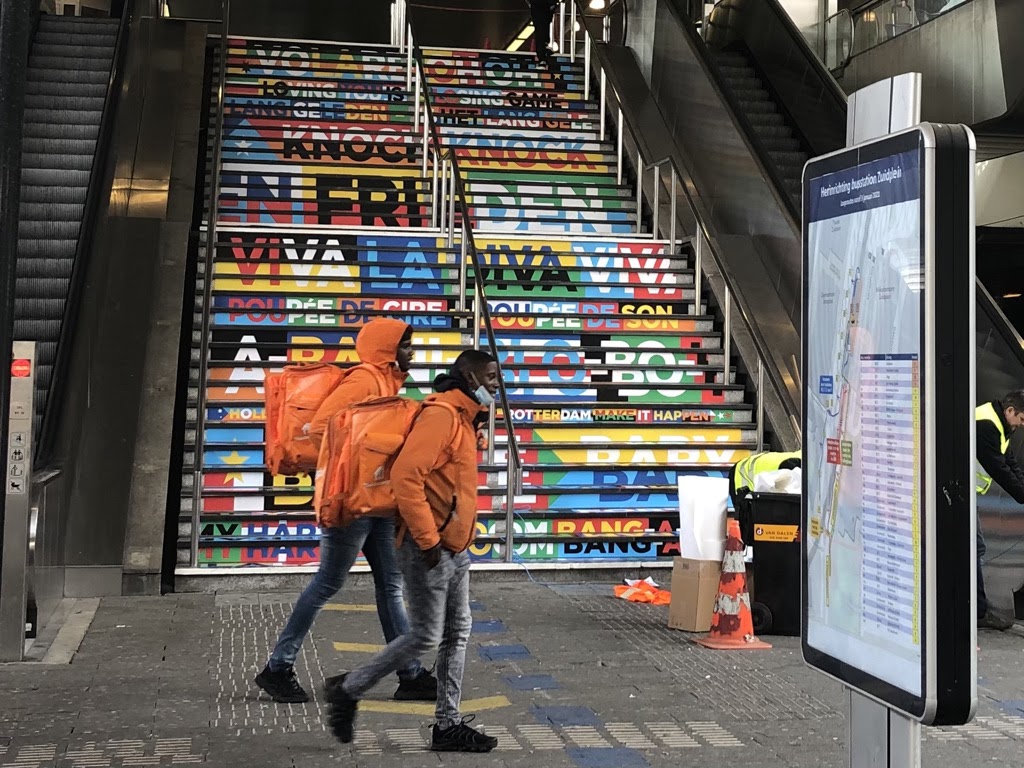 Trap bij busstation Zuidplein met een bestickering van het Songfestival in Rotterdam
