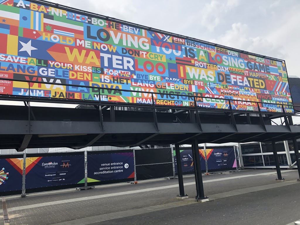 Groot billboard voor Ahoy Rotterdam in de huisstijl van ESF 2021