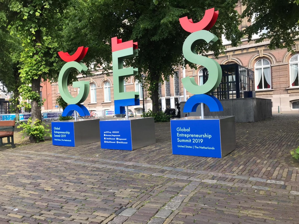 Eyecatcher al city dressing voor de GES conferentie in Den Haag