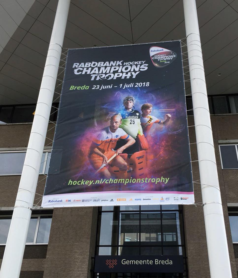 Groot formaat spandoek op het Stadskantoor in Breda ter promotie van de Hockey Champions Trophy 2018