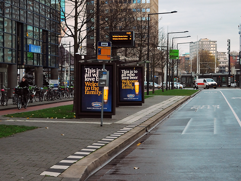 Abri reclame langs de weg