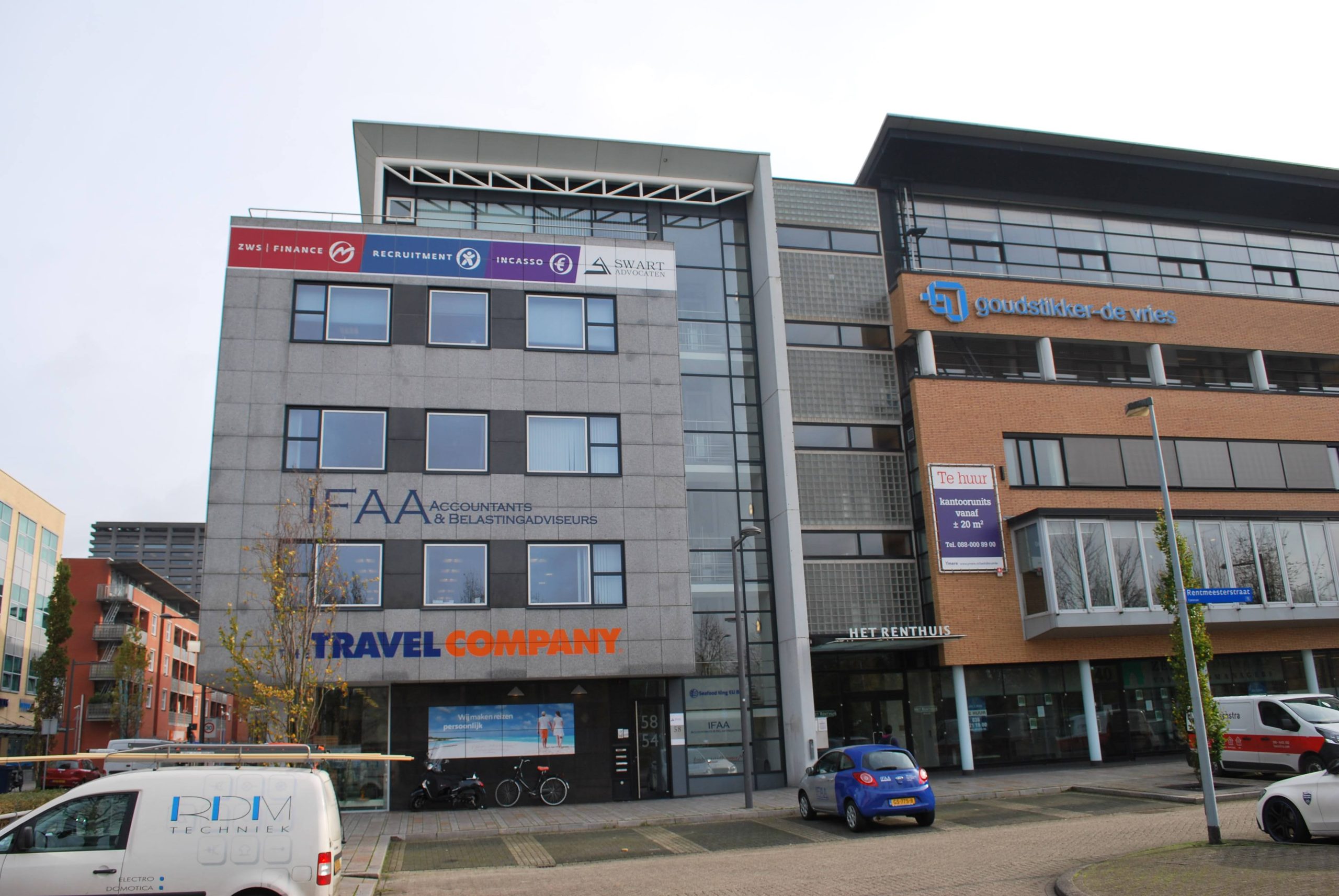 Gevelreclame's op kantoorgebouwen in Almere.