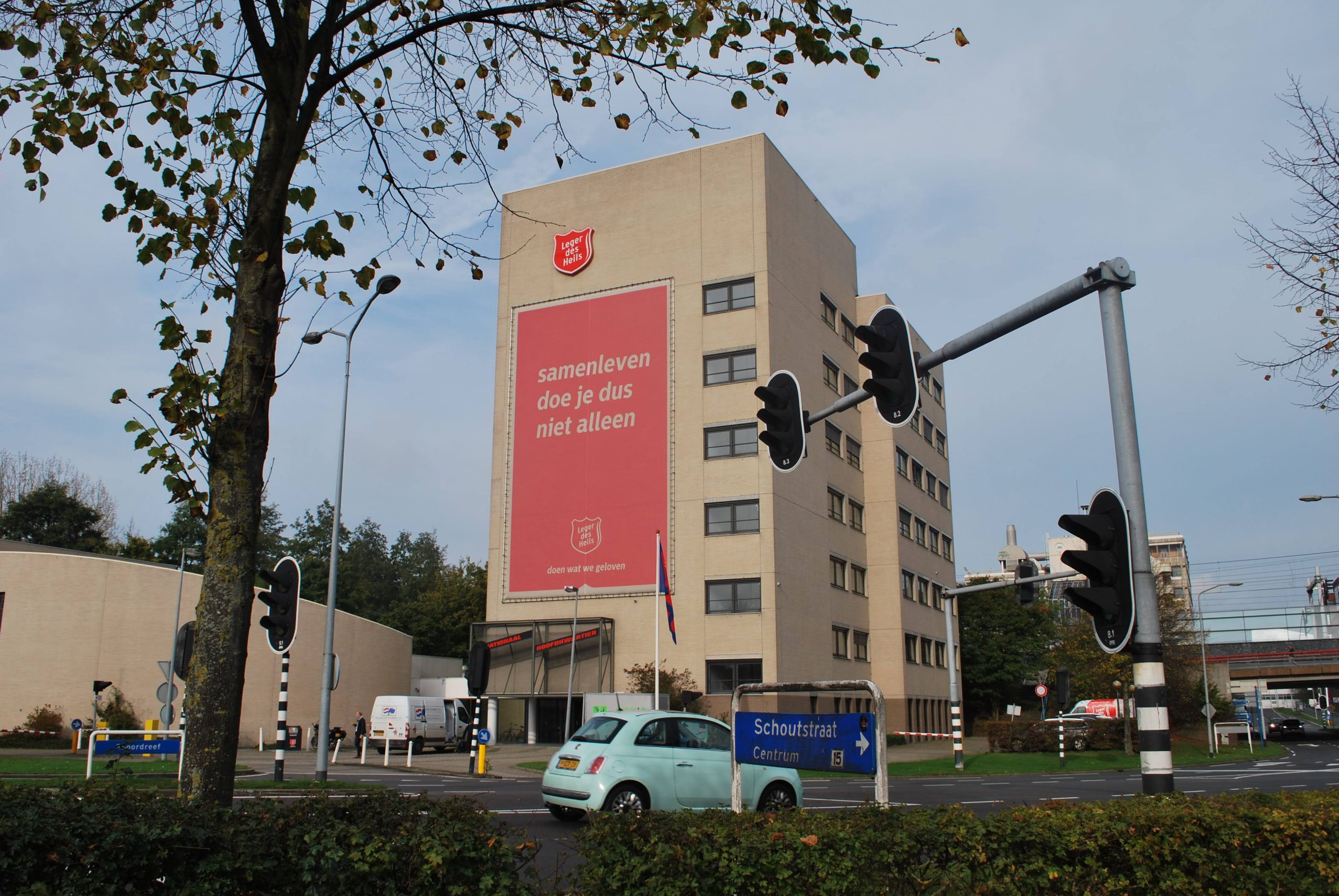 Reclamedoek in frame op het gebouw van het Leger des Heils in Almere.