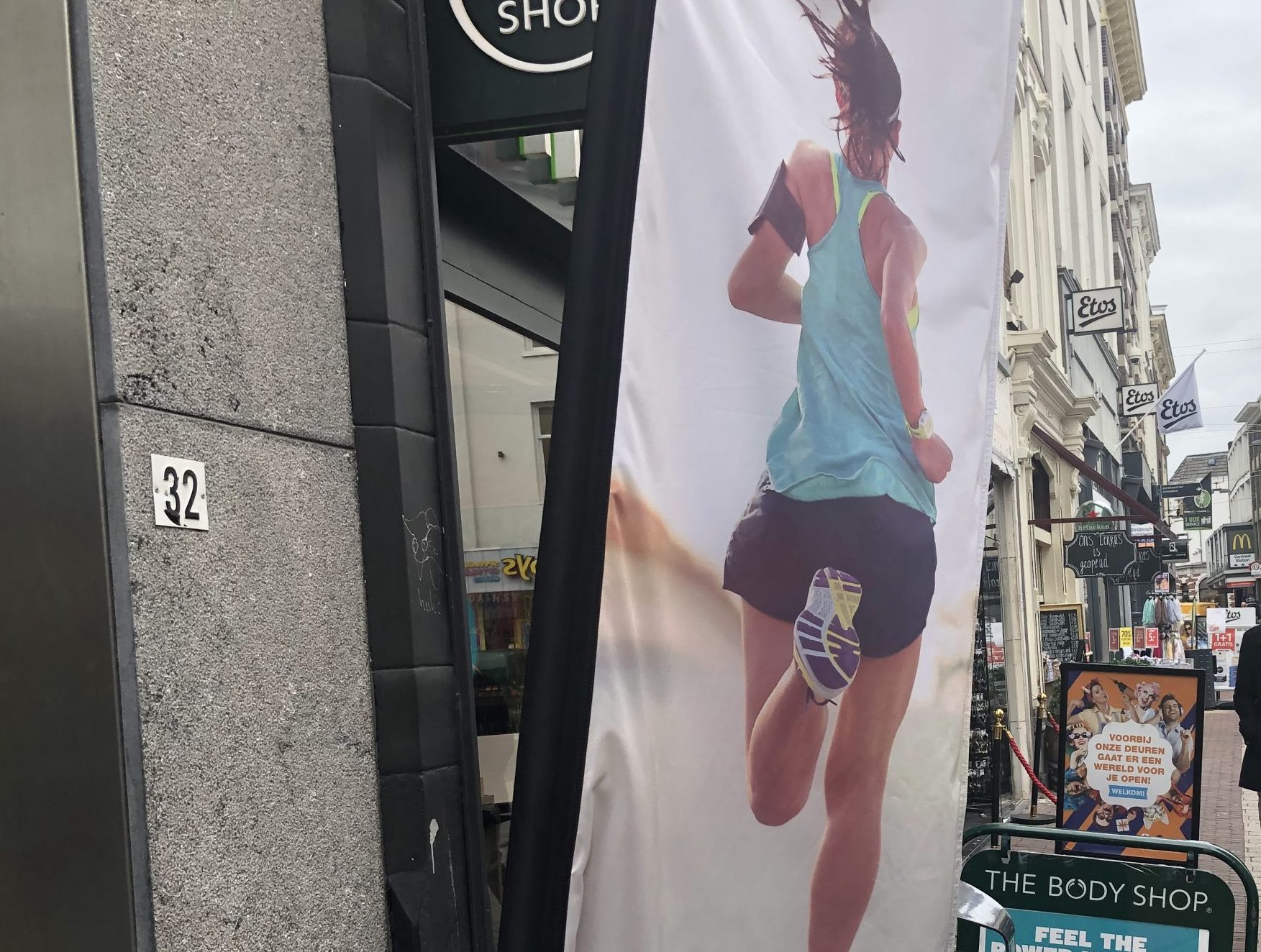 Reclame in een winkelstraat in waar de gemeente reclamebelasting over kan heffen