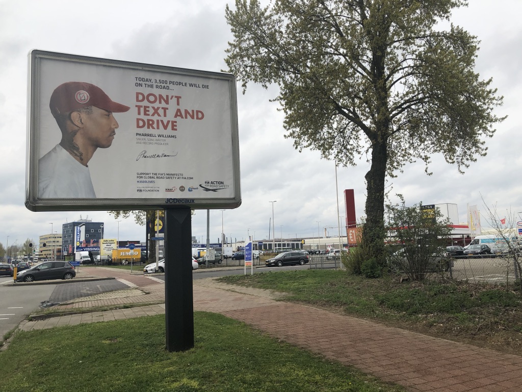 Moving billboard aan de rand van een bedrijventerrein