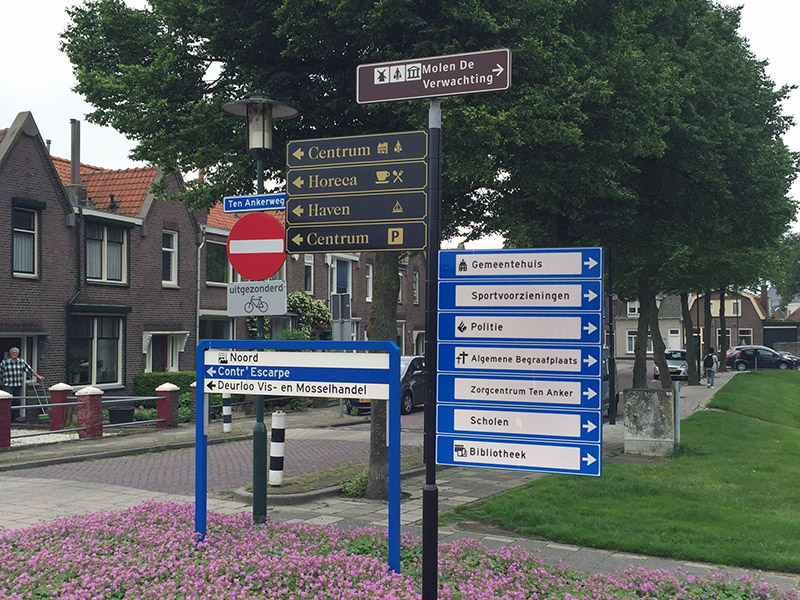 Groot aantal bewegwijzeringsbordjes op de Ten Ankerweg in Tholen