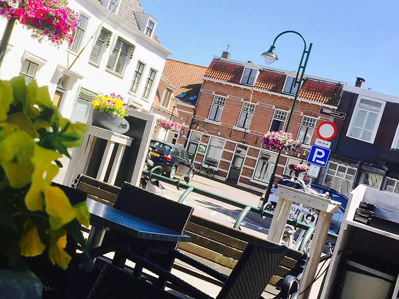 Verkeersborden en toeristische bewegwijzering in het centrum van Tholen.