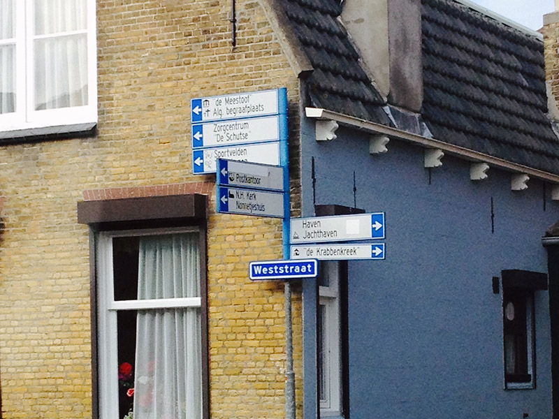 Handwijzer bewegwijzering in het centrum van Sint-Annaland in de gemeente Tholen.
