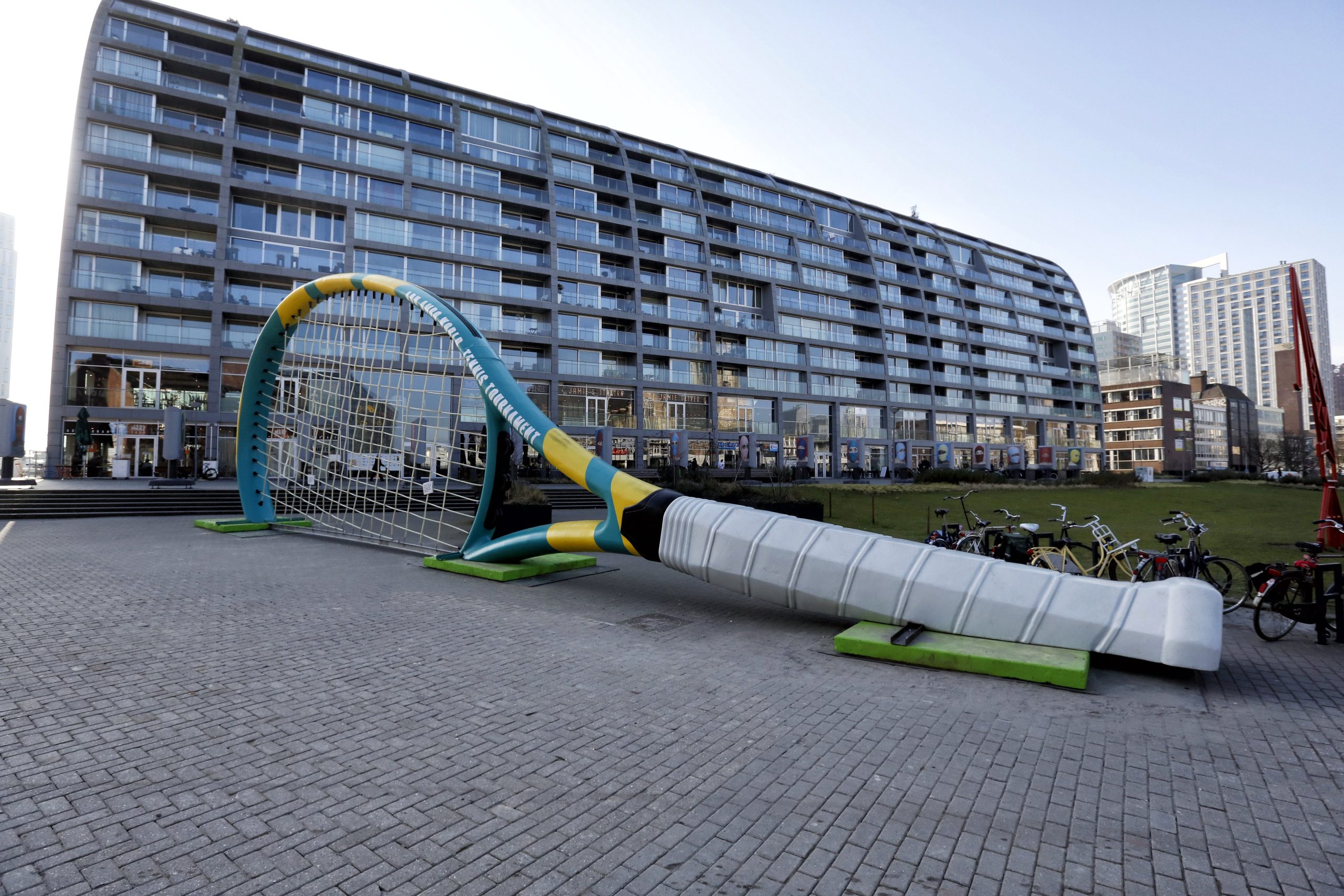 Giant tennisracket op de Binnenrotte naast de Markthal in Rotterdam Rotterdam