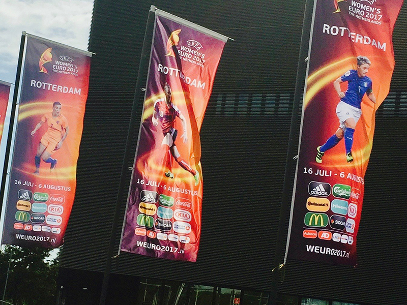 Banieren voor het Women's Euro 2017 voor het Topsport Centrum in Rotterdam