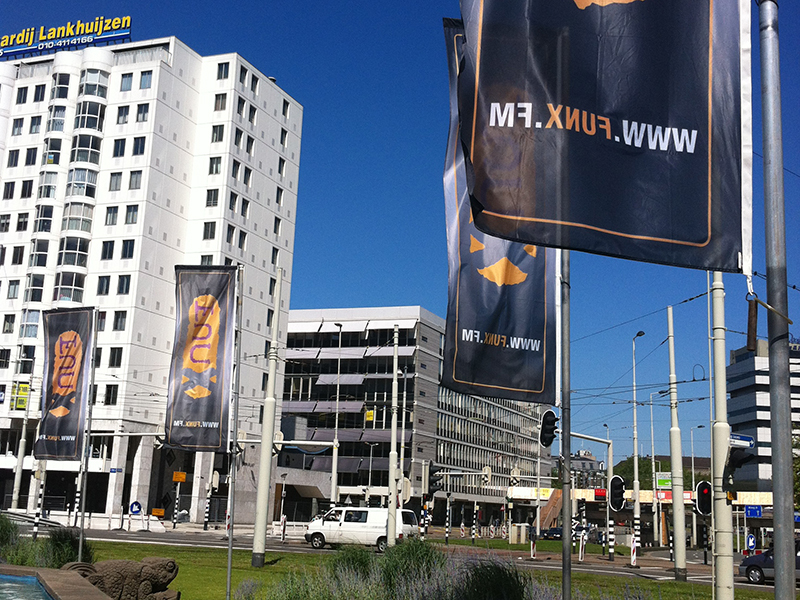 Banieren voor een evenement op het Hofplein in Rotterdam