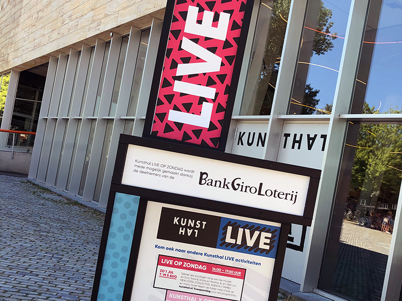 Informatiezuil met reclame voor programmering in de Kunsthal Rotterdam