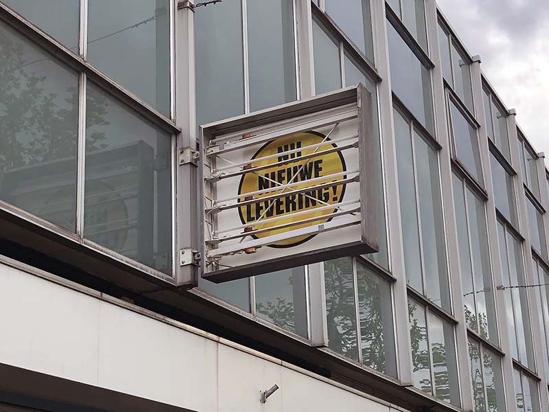 Ongebruikte en beschadigde lichtreclame aan een leegstaand winkelpand welke met onze buitenreclame circulair kan worden aangepakt.