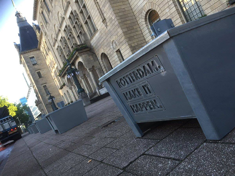 Ballast bak model CUBE, ten behoeve van het plaatsen van vlaggenmasten, voorzien van Rotterdam Make it Happen branding