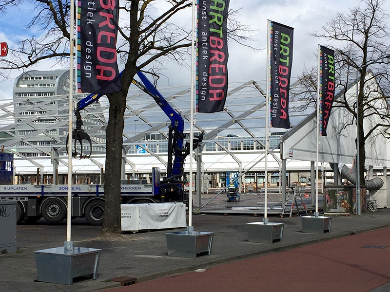 Fraaie ballast bak voor het plaatsen van vlaggenmasten tijdens een evenement in Breda
