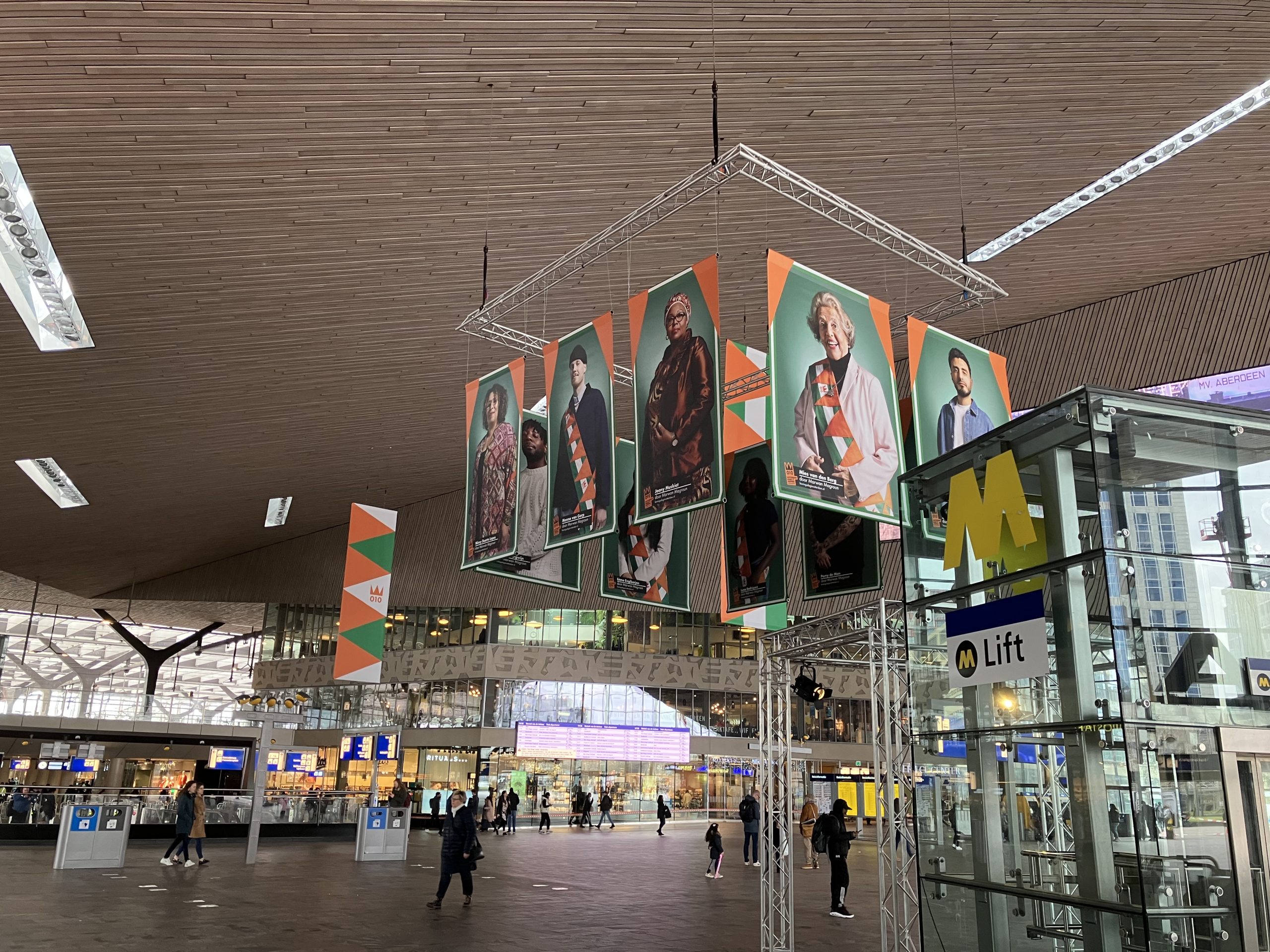 Aankleding van de hal van Rotterdam Centraal Station voorafgaand aan Koningsdag Rotterdam.