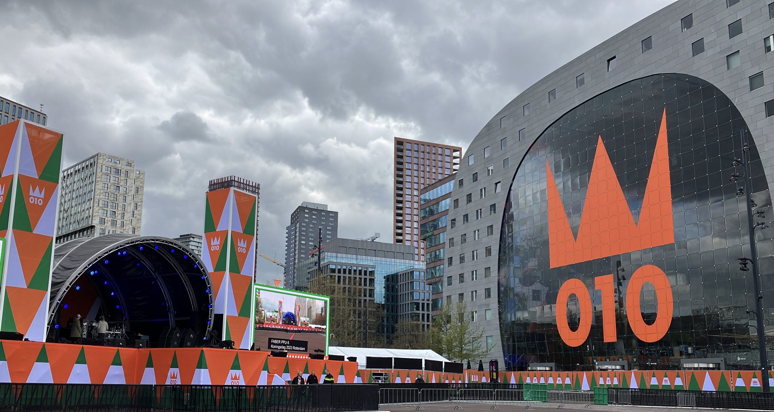 Bestickering Markthal en aankleding podium Binnenrotte als onderdeel van de city dressing van Koningsdag in Rotterdam, een opvallende manier van communicatie in de buitenruimte.