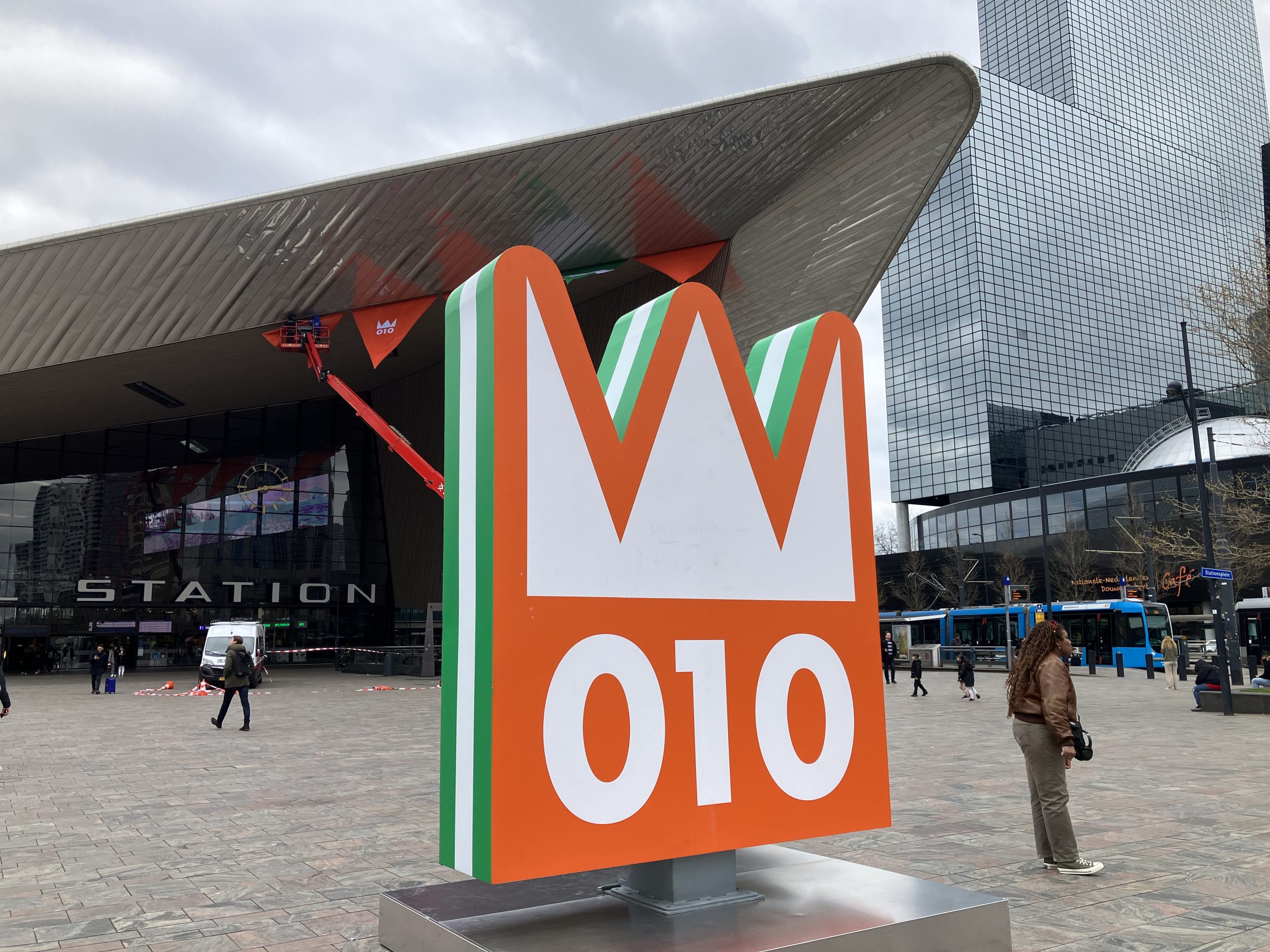 Spectaculair logo Koningsdag in Rotterdam 2023 op het Stationsplein als onderdeel van de city dressing