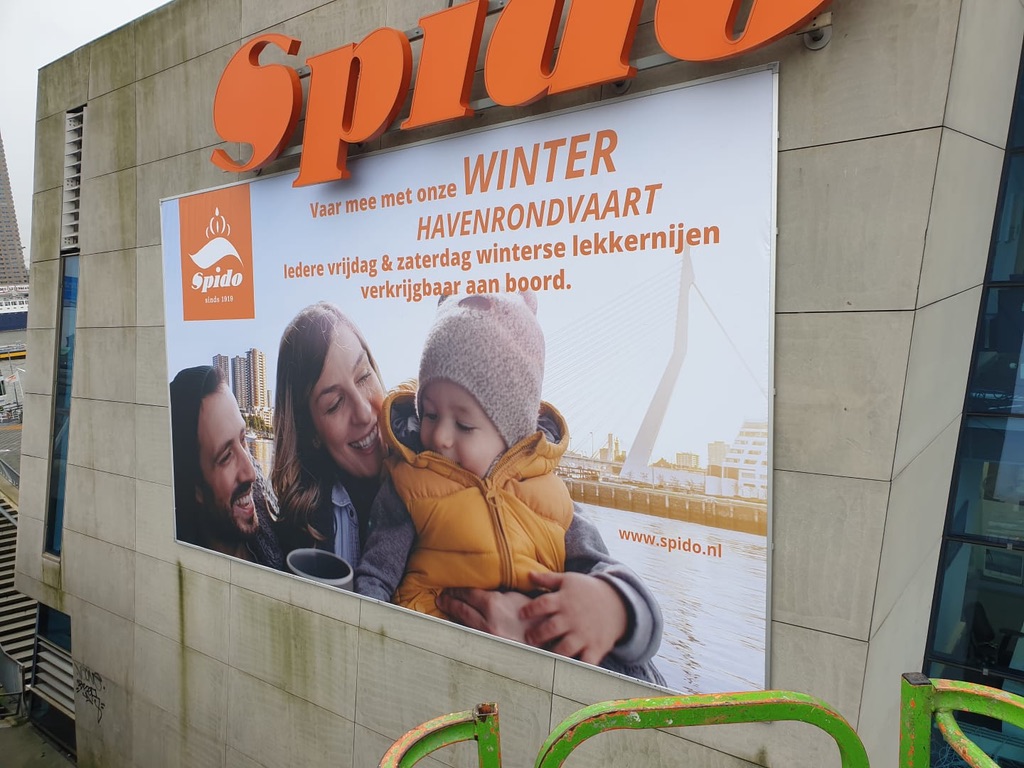 Gevelreclame op een bedrijfspand in Rotterdam