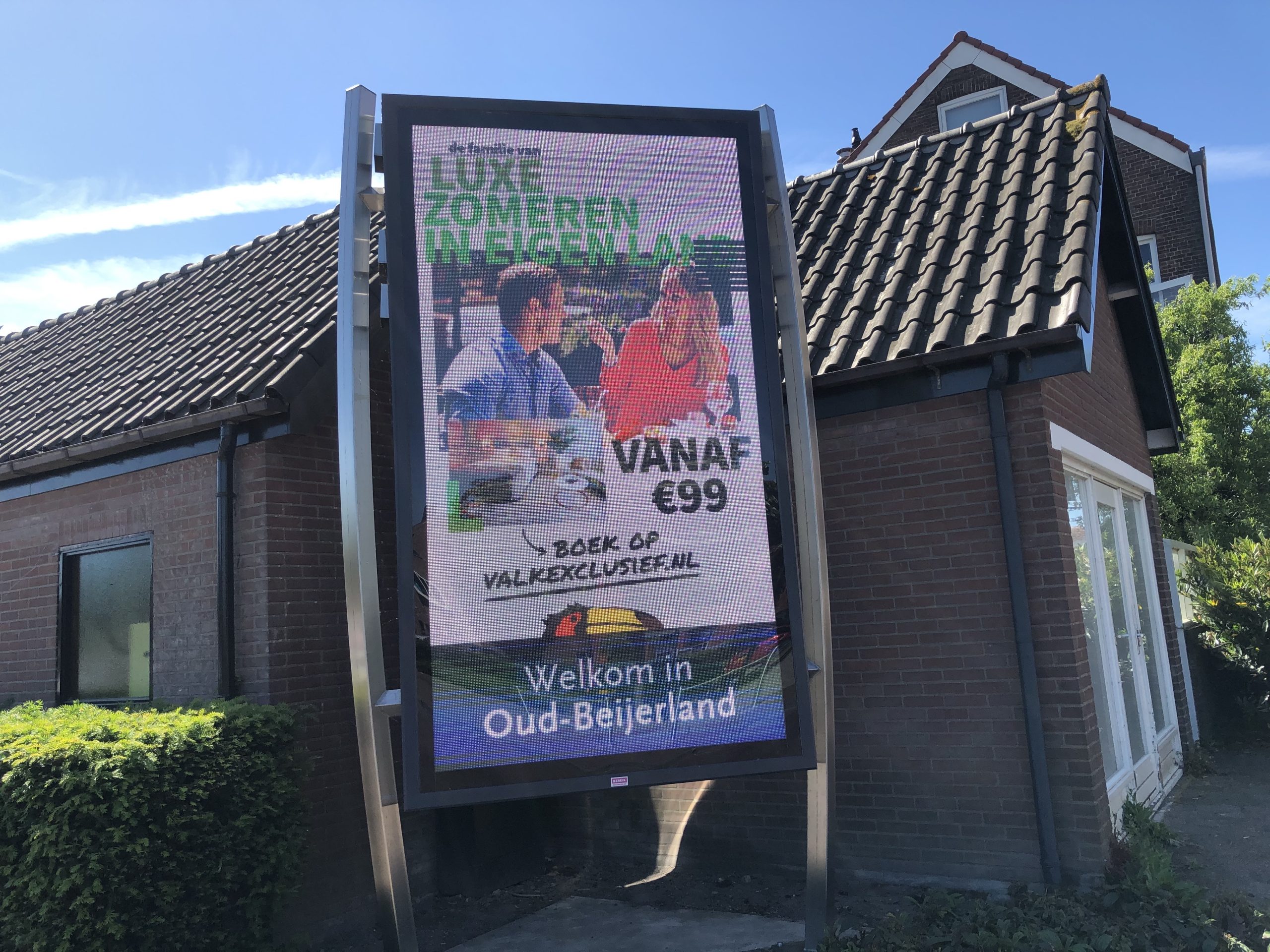 Digitaal OOH led reclame billboard in de buitenruimte.