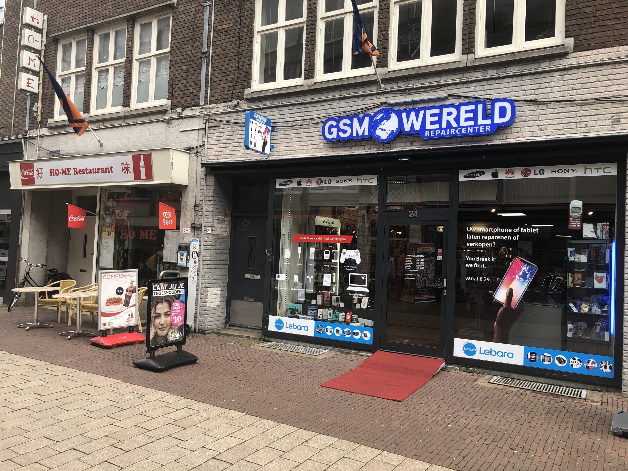 Reclame uitingen in een winkelstraat welke onderdeel zijn van het reclamebeleid van een gemeente