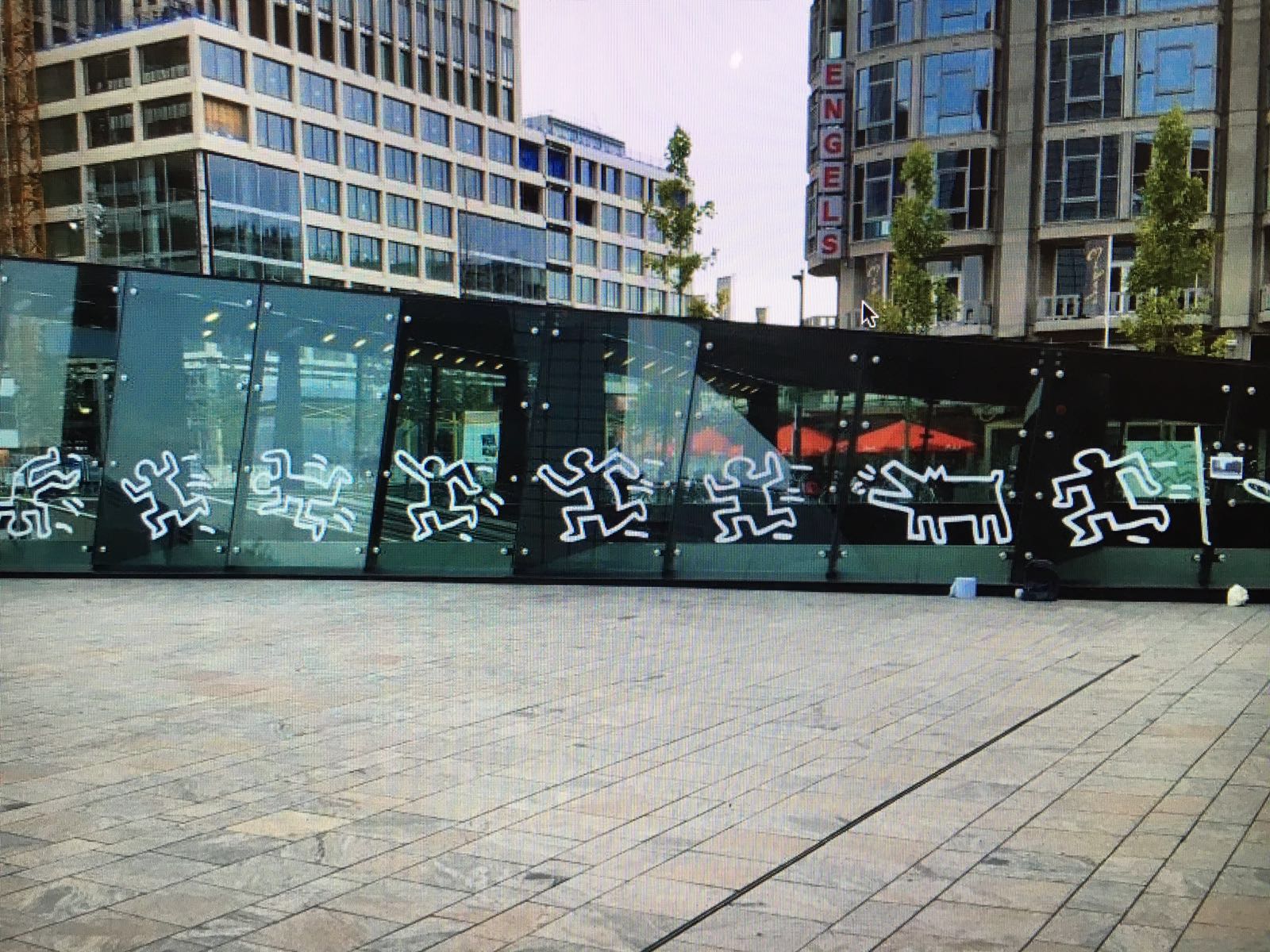 Kunsthal Keith Haring City Dressing op de fietsenstalling op het Stationsplein in Rotterdam