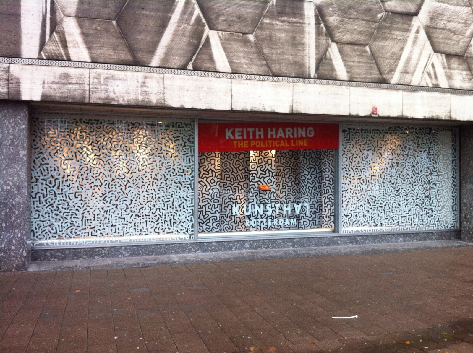 Cirtdressing Keith Haring op de gevel en in de etalage van de Bijenkorf in Rotterdam