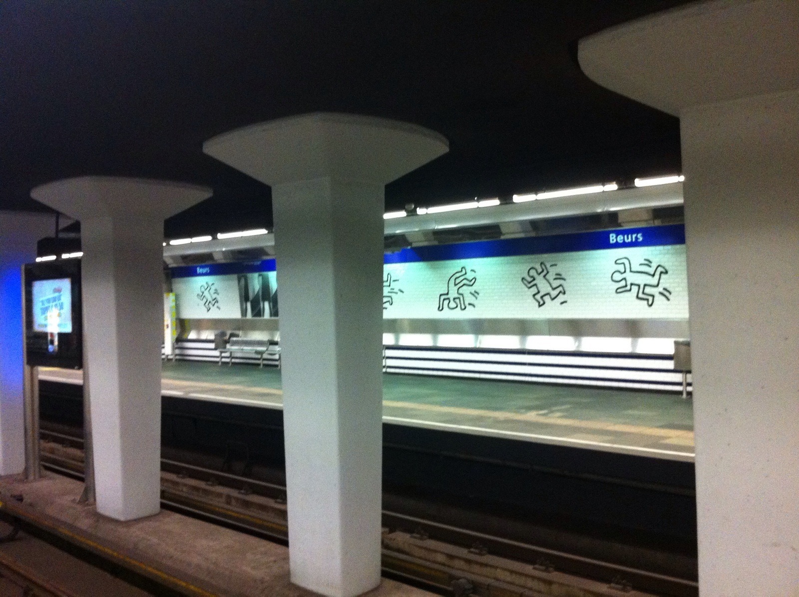 Bestickering Keith Haring op wanden perron metrostation Beurs in Rotterdam