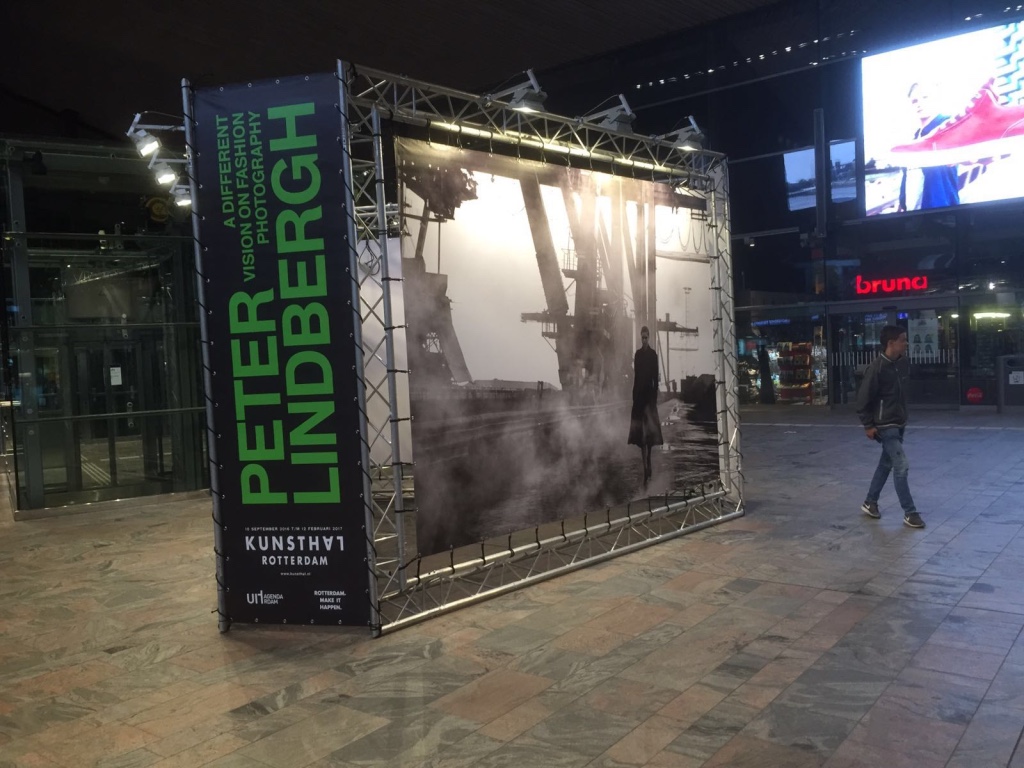 Frame met foto's van Peter Lindbergh in de hal van Rotterdam CS