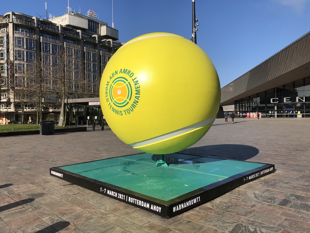 Mega tennisbal als onderdeel van de city dressing voor het ABN AMRO Open in Rotterdam