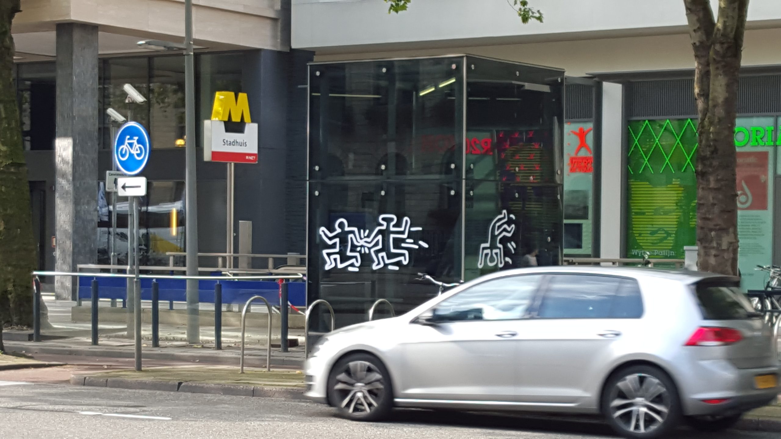 Keith Haring bestickering als city dressing op de Coolsingel in Rotterdam