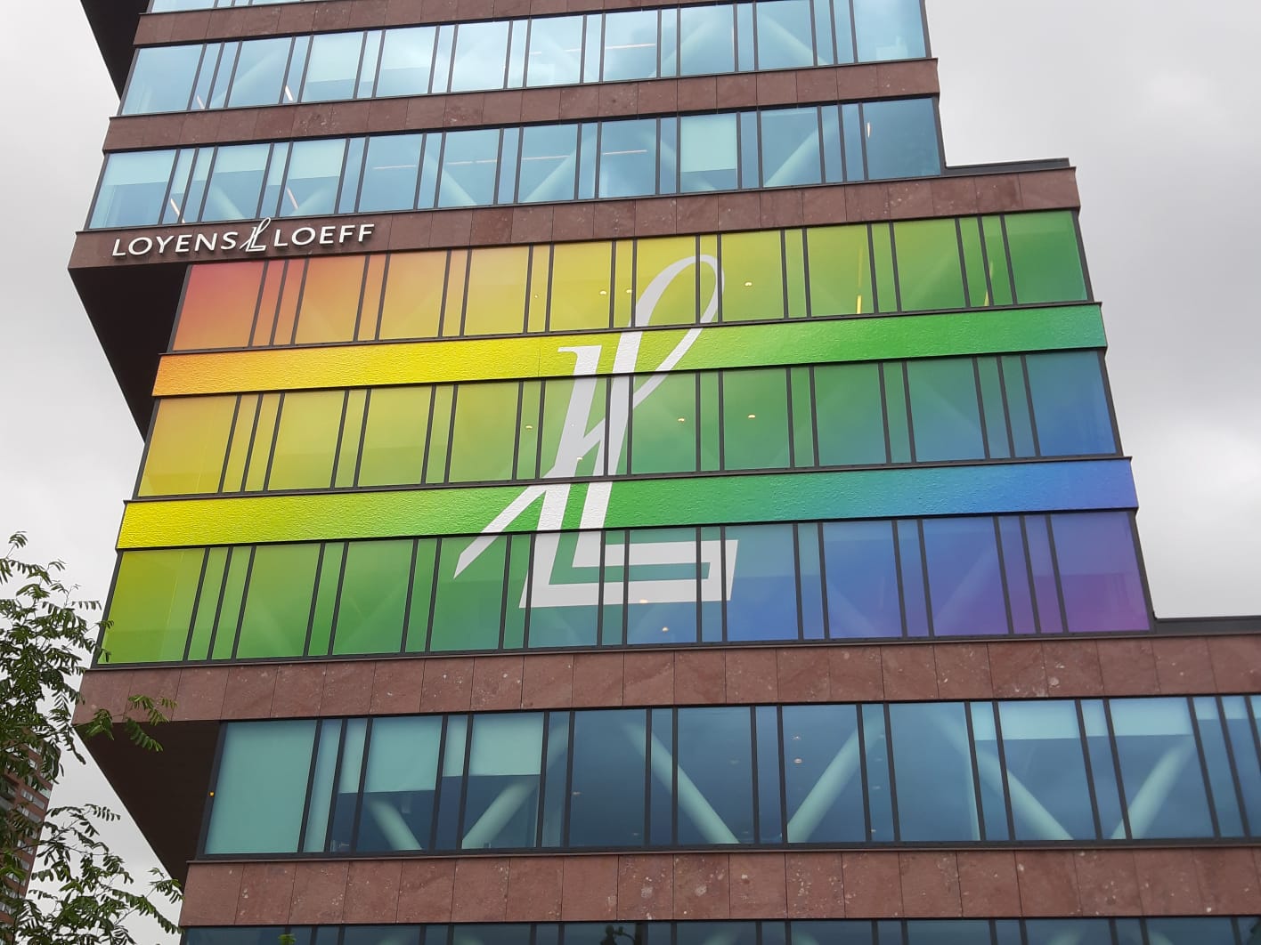 Pride gebouwbestickering op kantoorpand Blaak 31 in Rotterdam