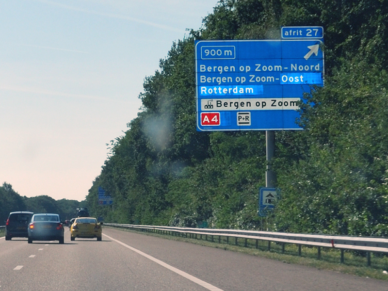 Bewegwijzeringsbord langs de snelweg
