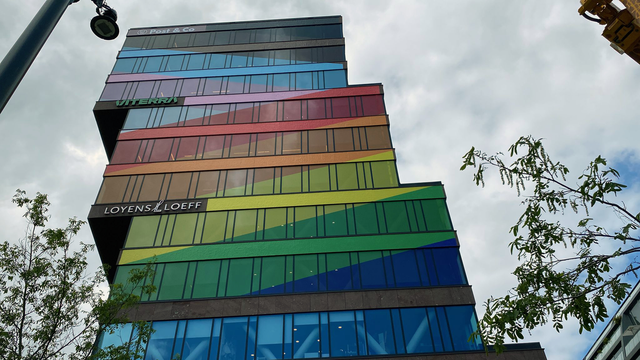 Pride bestickering op het pand aan de Blaak 31 in Rotterdam