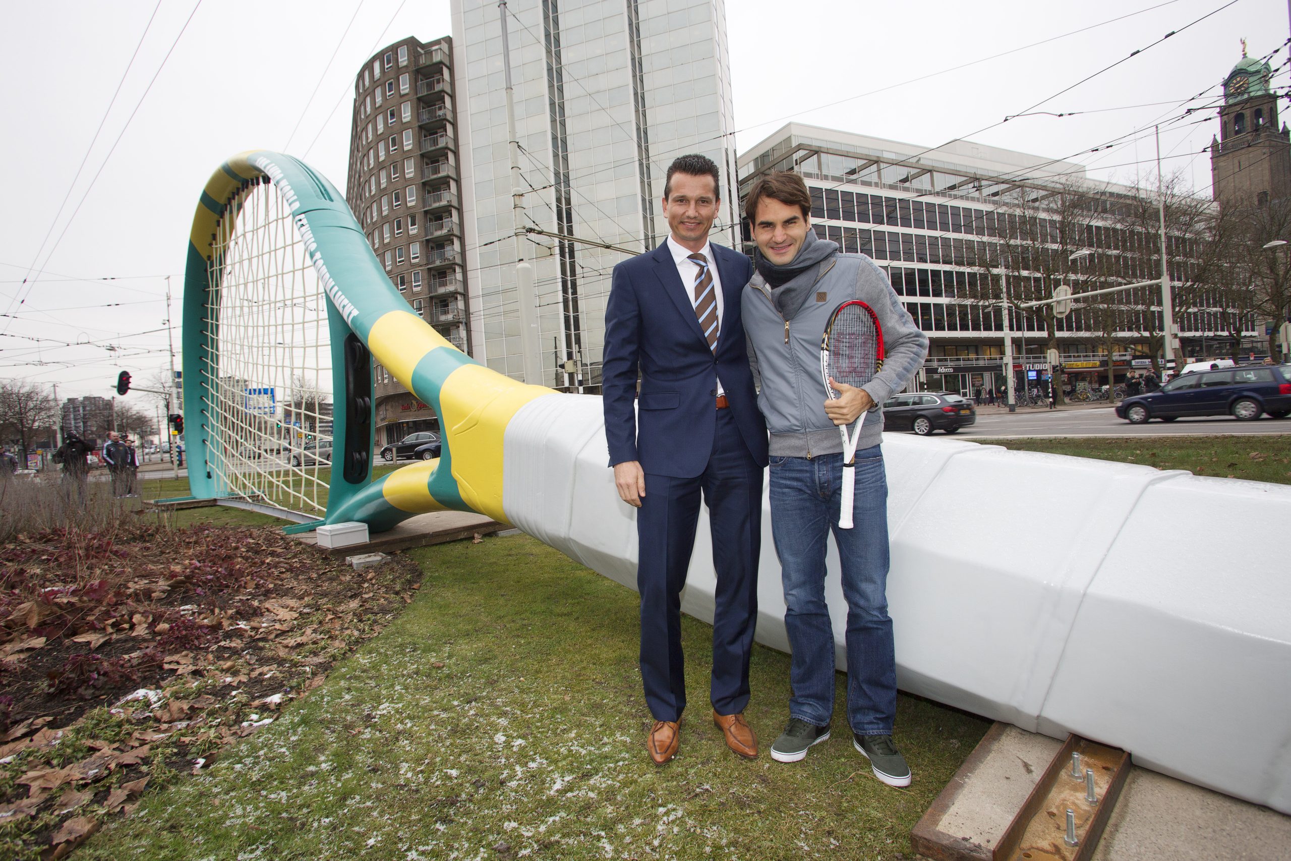 Roger Federer en Richard Krajicek voor het giant tennisracket in Rotterdam