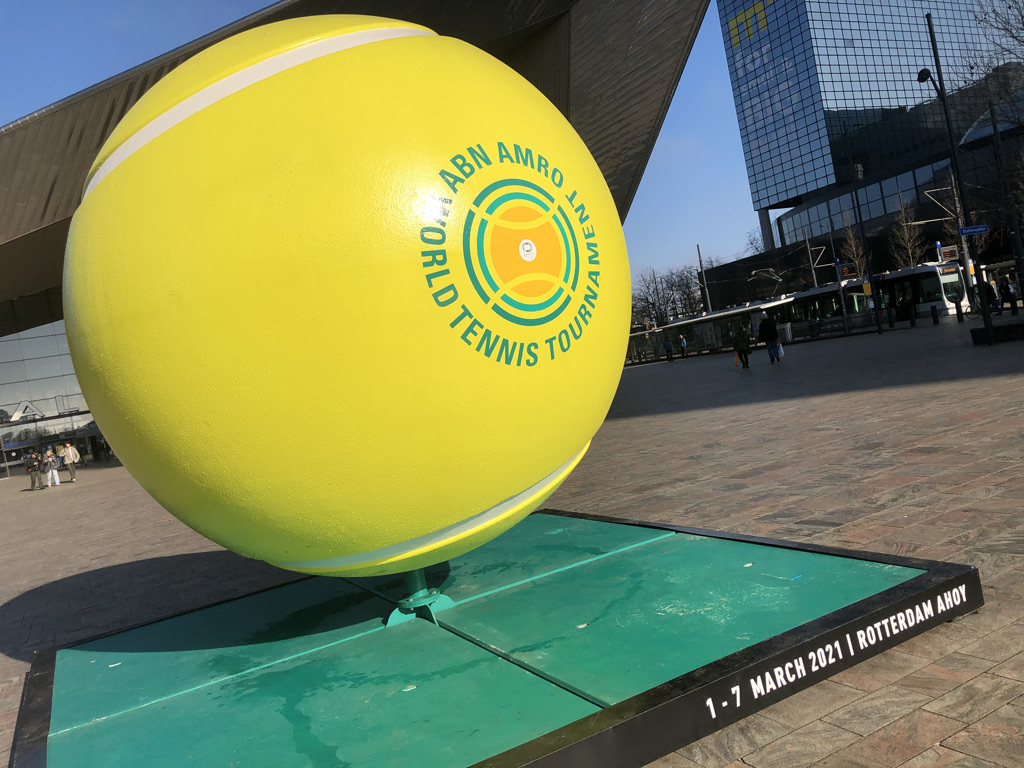 Mega Tennisbal als city dressing voor het ABN AMRO open op het stationsplein in Rotterdam