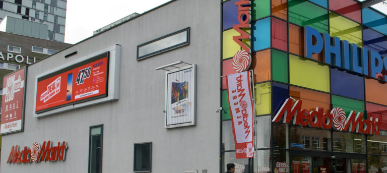 Interactief digitaal reclamebord toont promoties in winkelgebied
