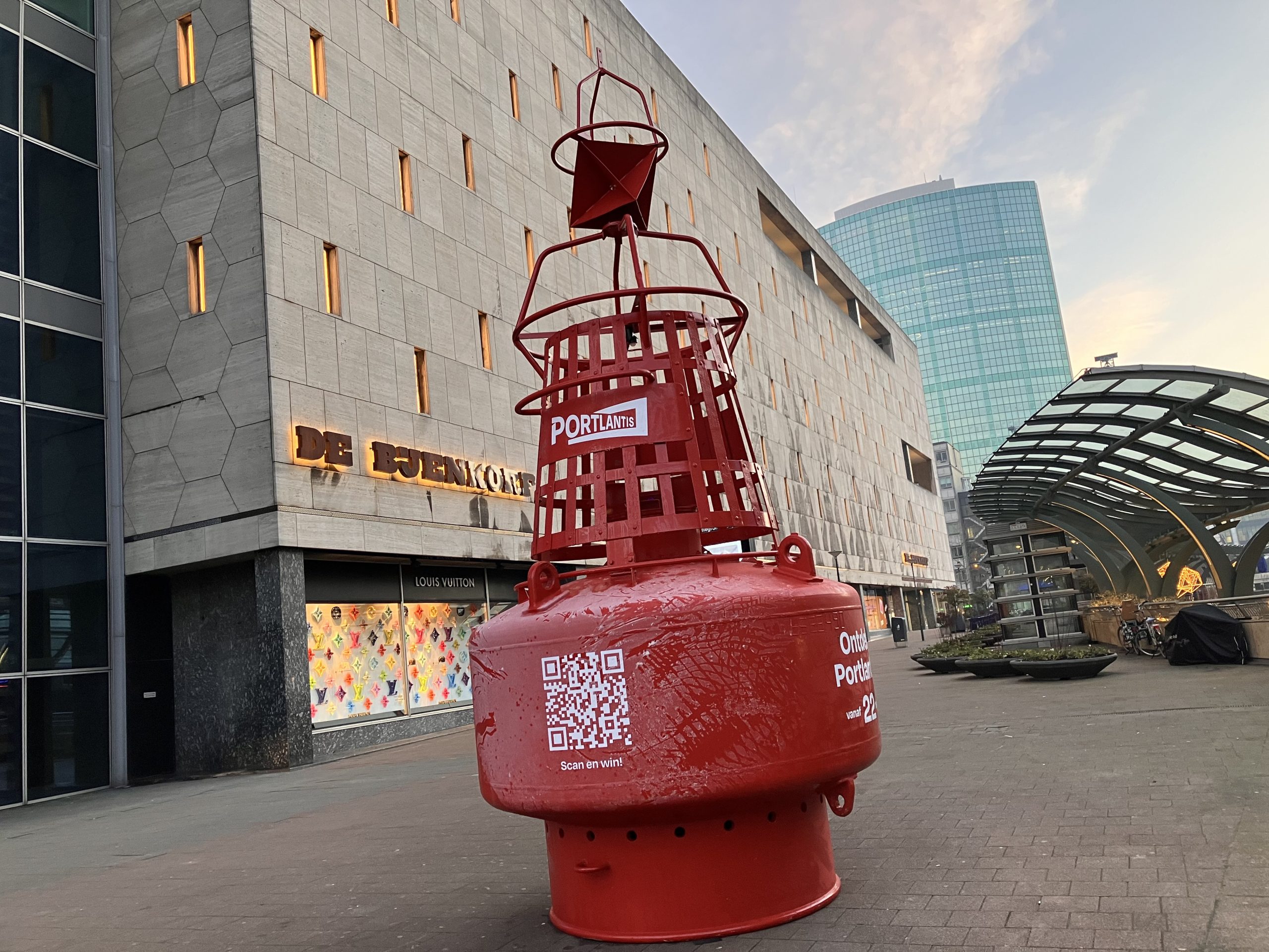 Rode boei met Portlantis-campagne voor De Bijenkorf aan de Coolsingel