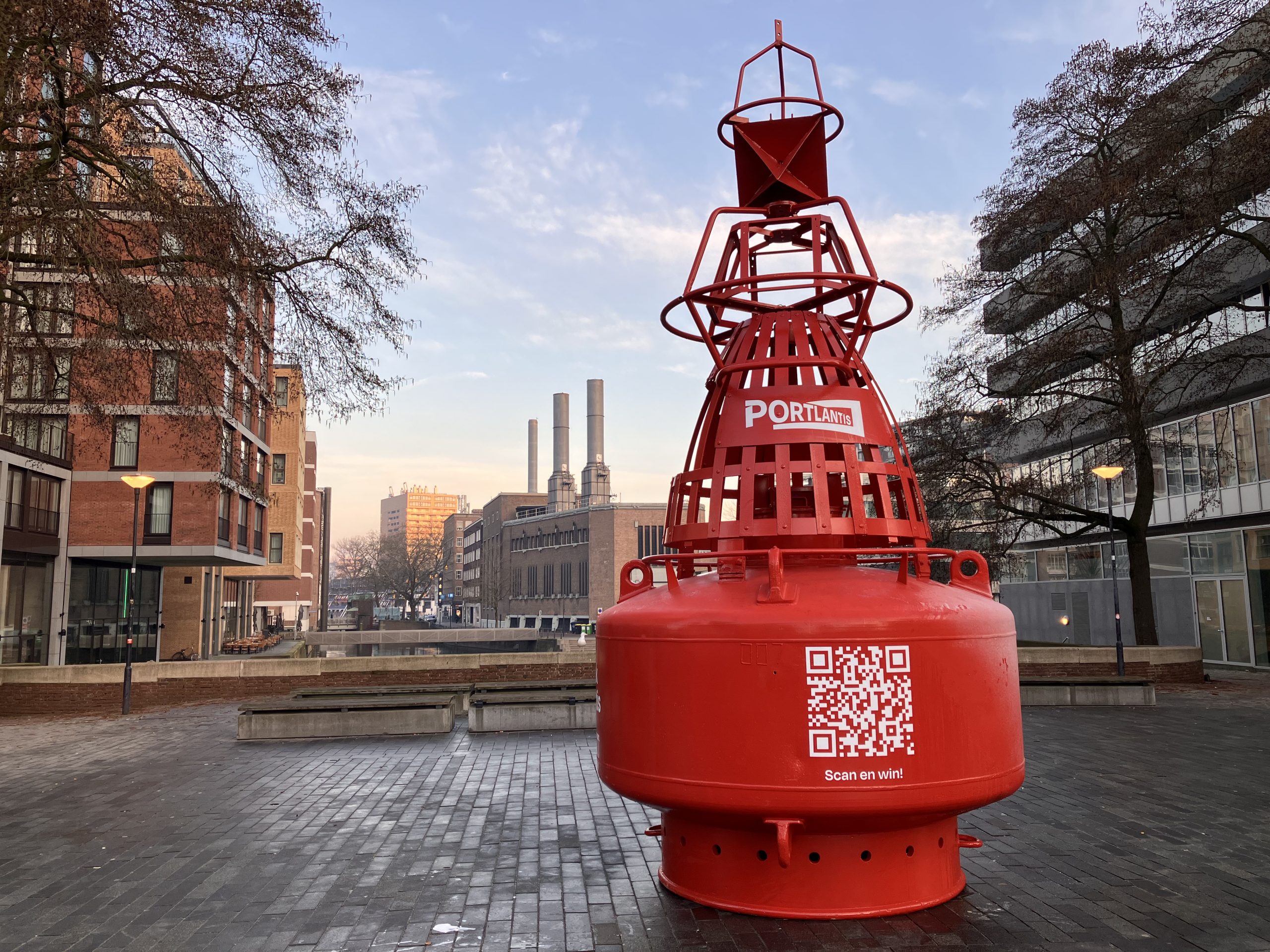 Portlantis-boei op de Hoogstraat in Rotterdam, tussen winkels en moderne bebouwing