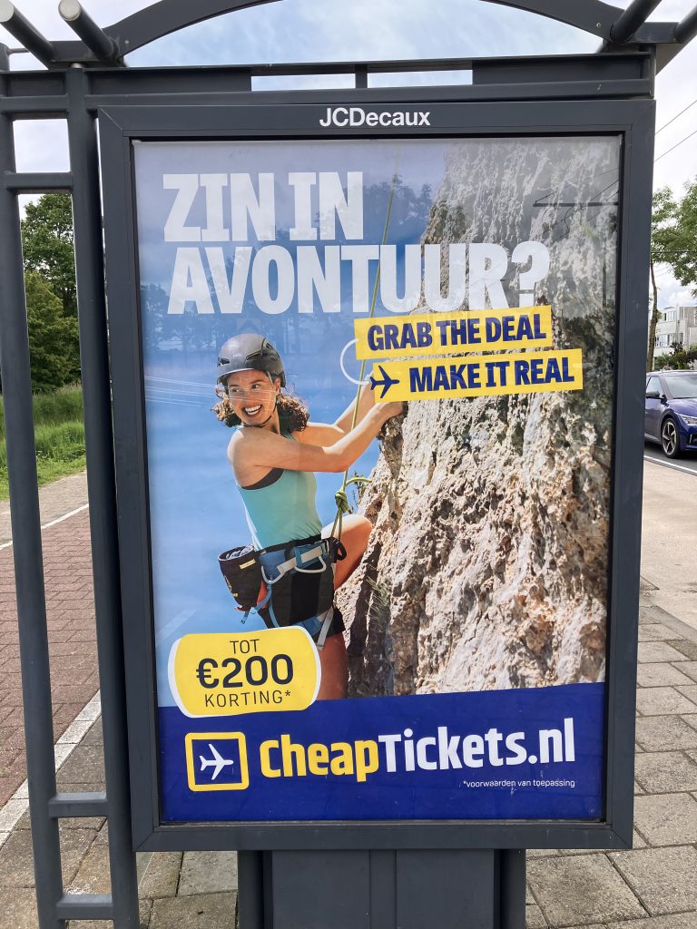 Abri reclame voor vliegreizen