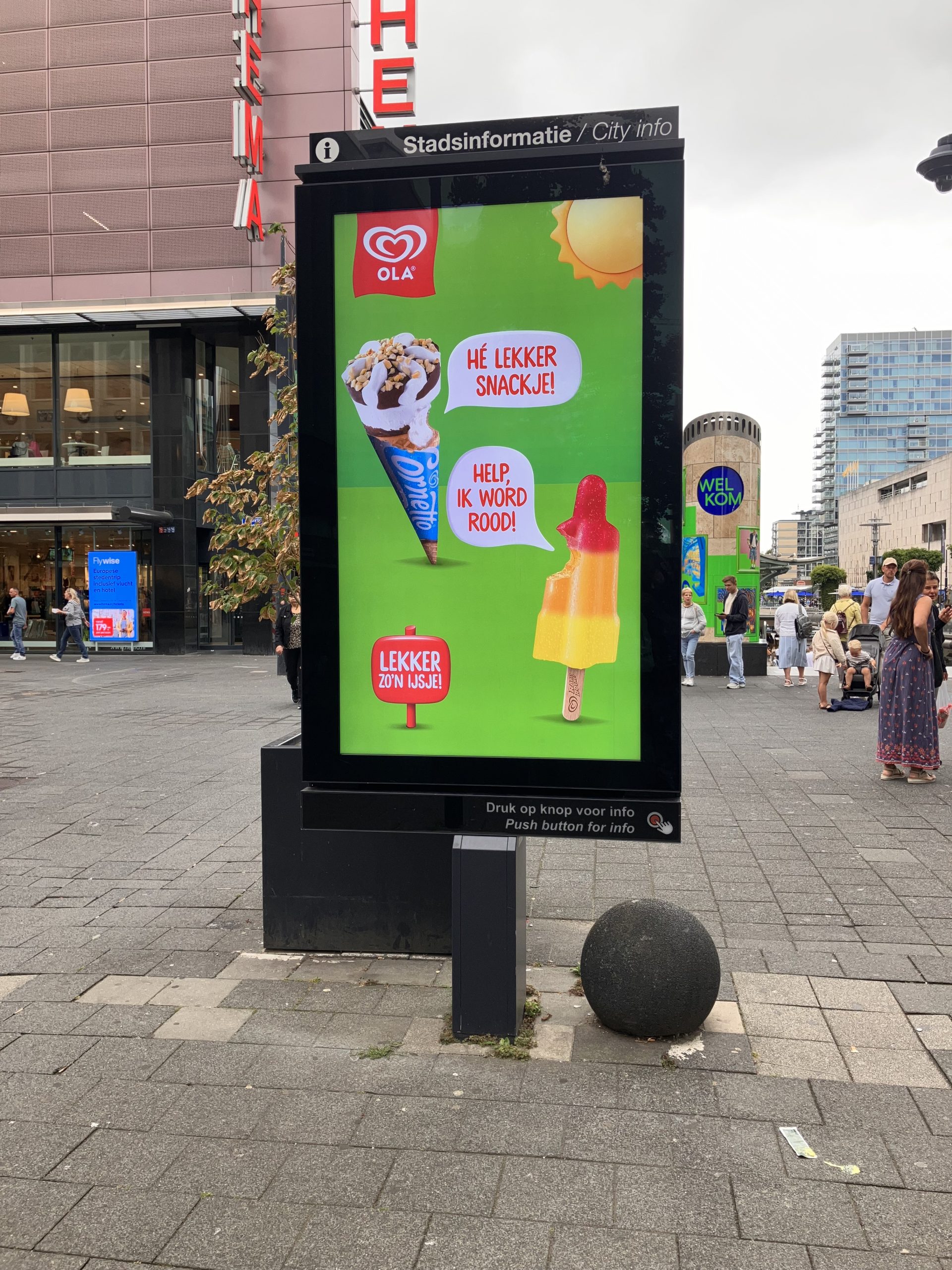 Digitale reclamezuil met ijsjesadvertentie in de binnenstad, voorbeeld van LED-reclame in de openbare ruimte.